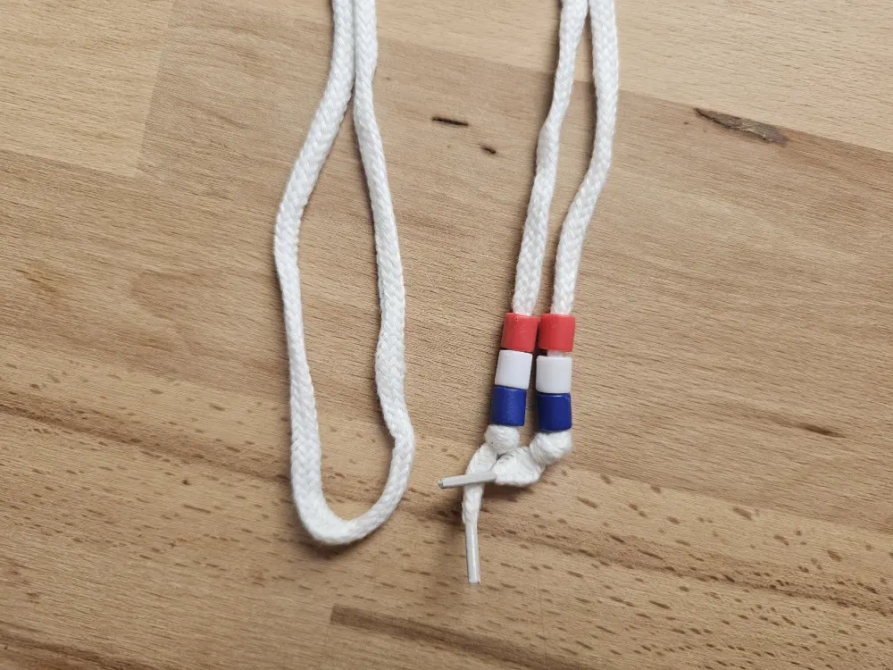 Tkanička s korálky