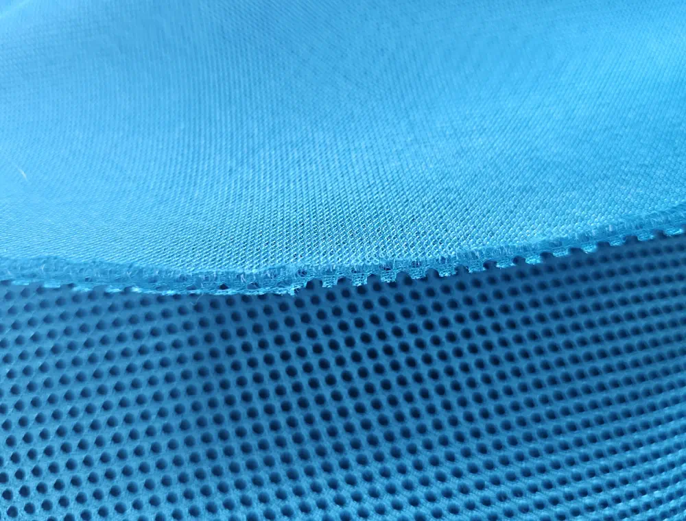 Distanční tyrkysová síťovina