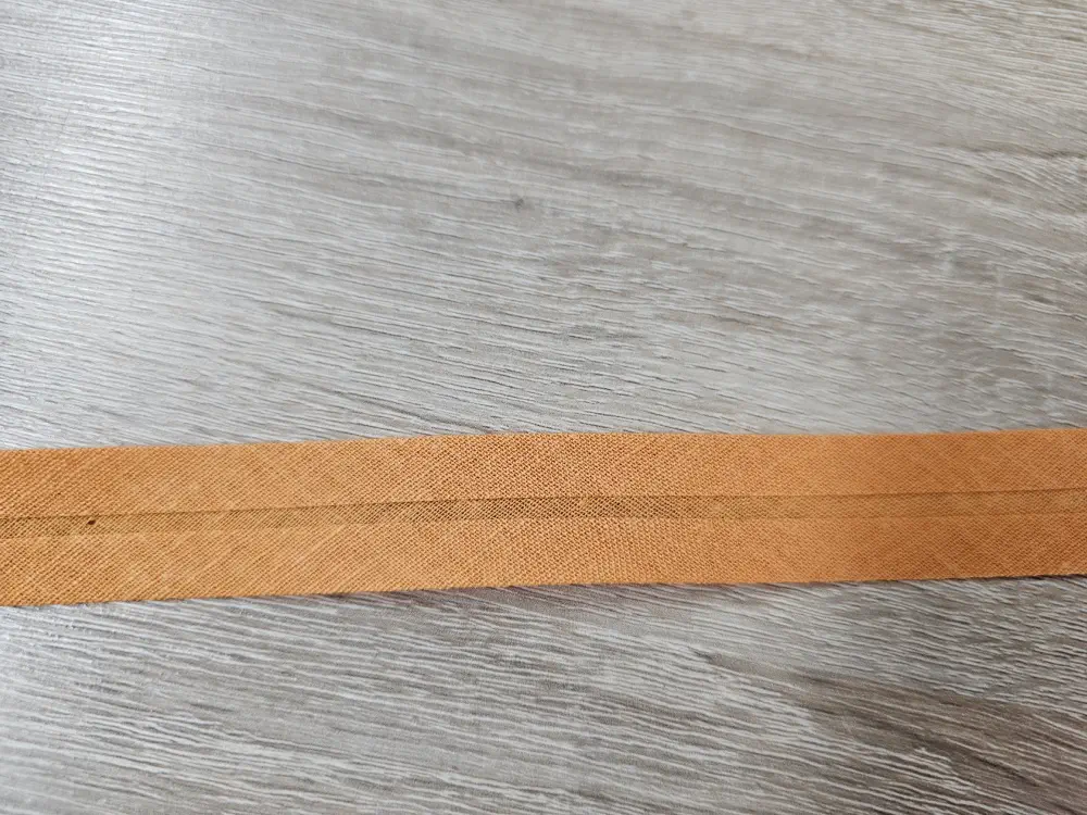 Oranžový šikmý proužek