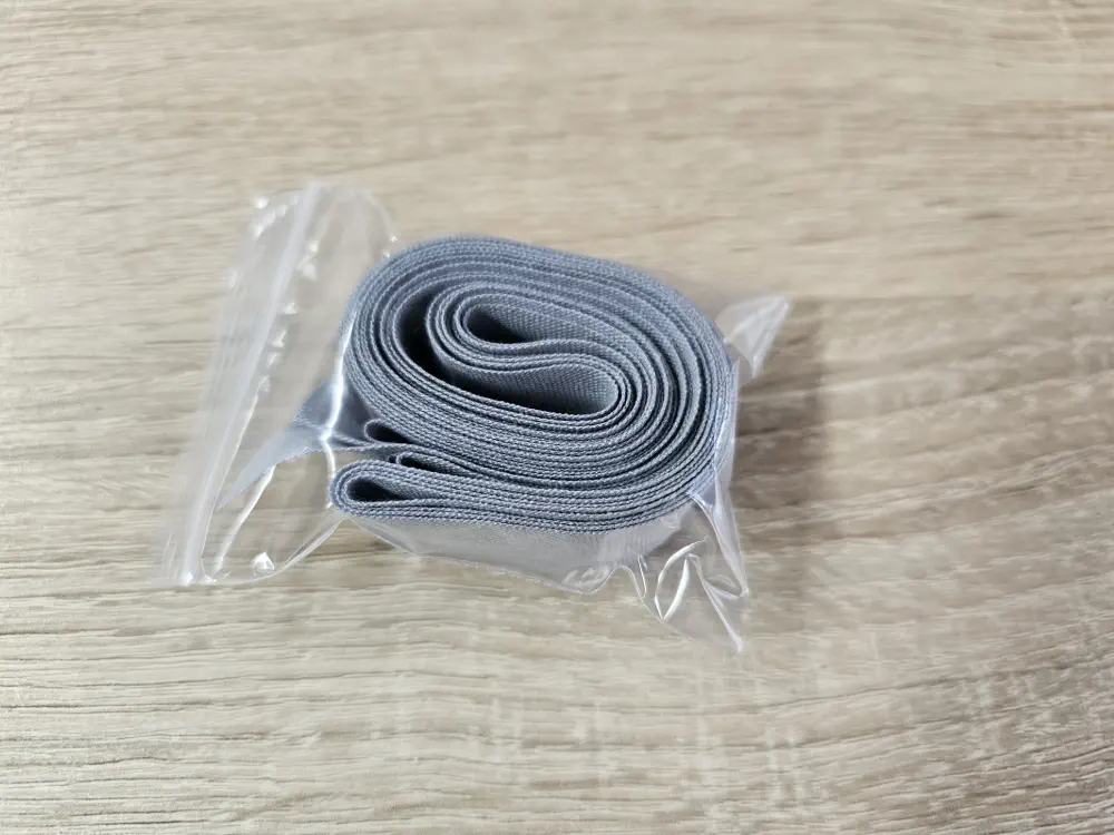 Šedý šikmý proužek (světlý)