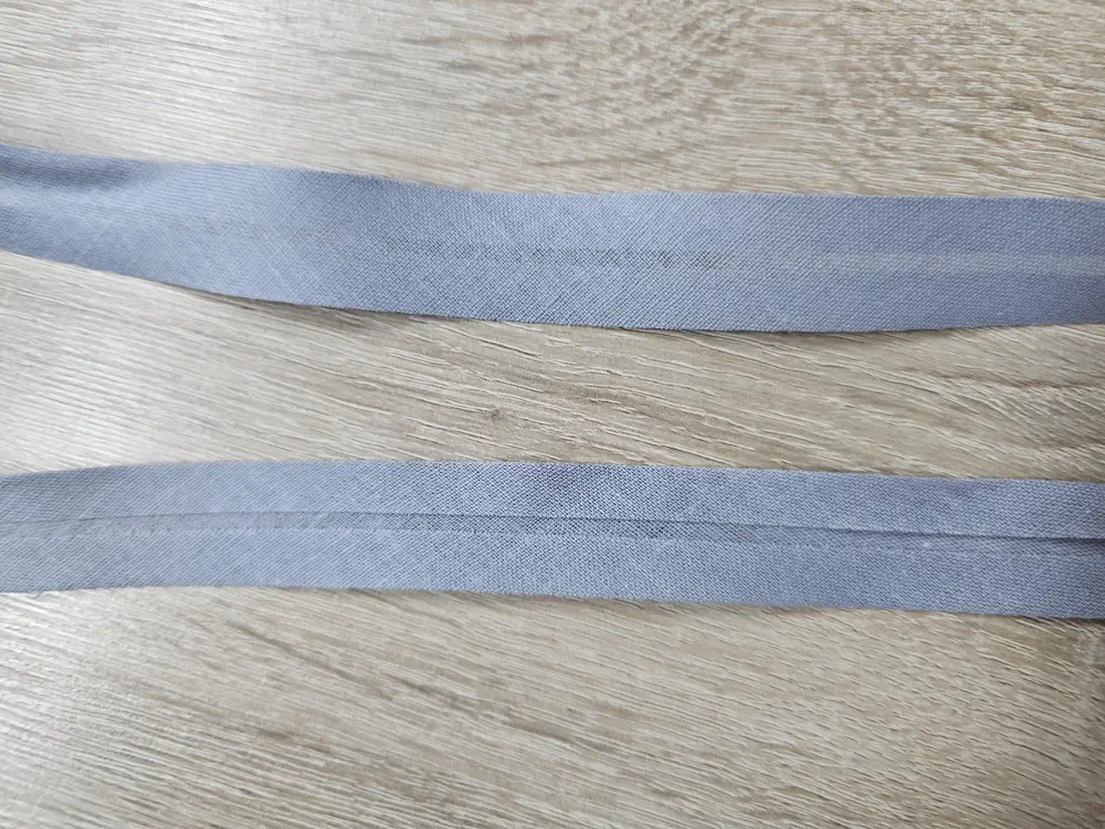 Šedý šikmý proužek (světlý)