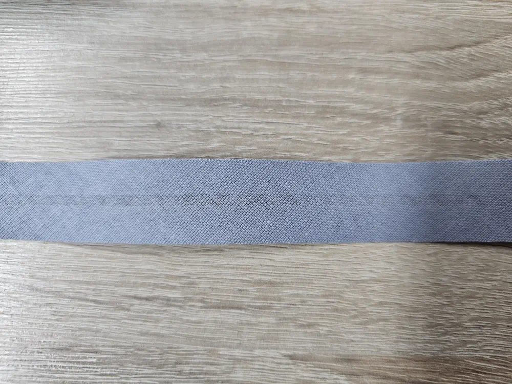 Šedý šikmý proužek (světlý)