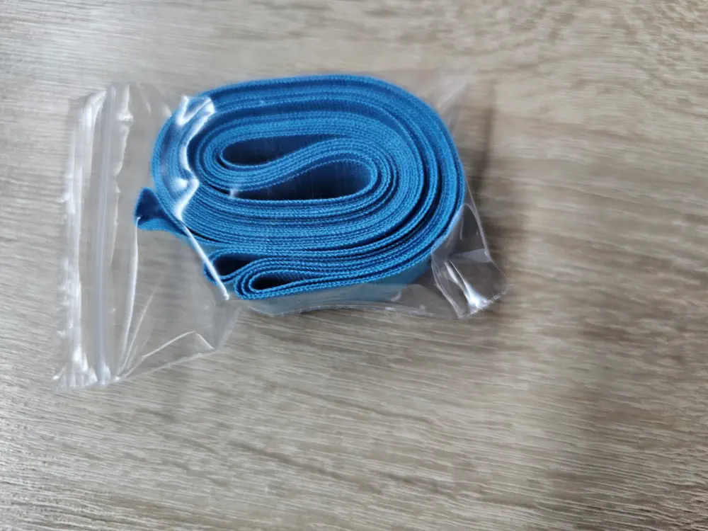 Tyrkysový šikmý proužek