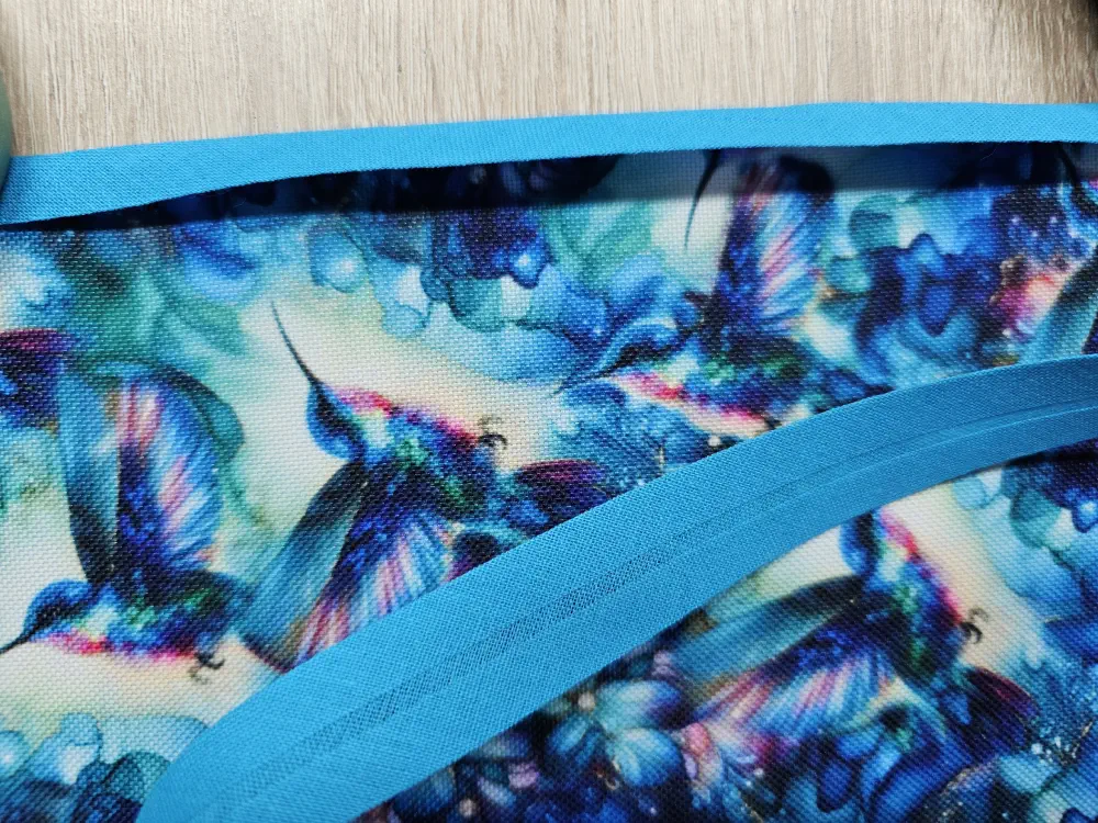 Tyrkysový šikmý proužek