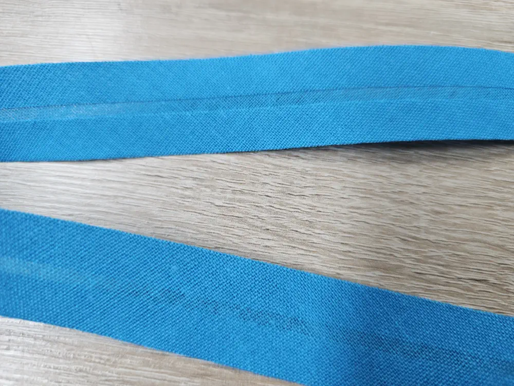 Tyrkysový šikmý proužek