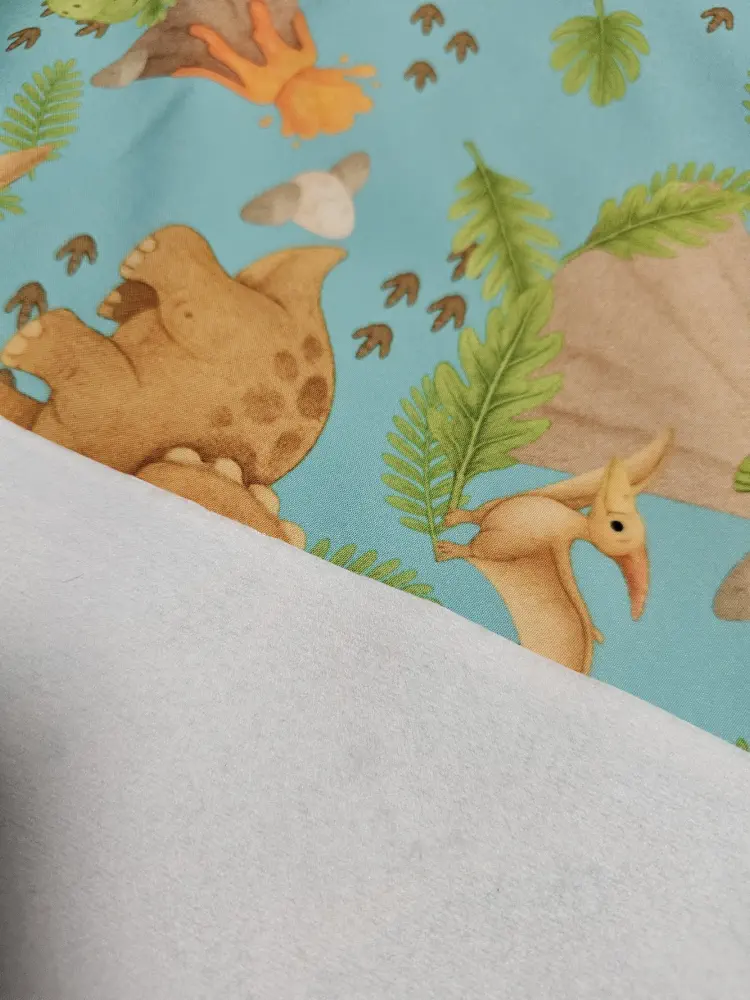 Zimní softshell s dinosaury a sopkou