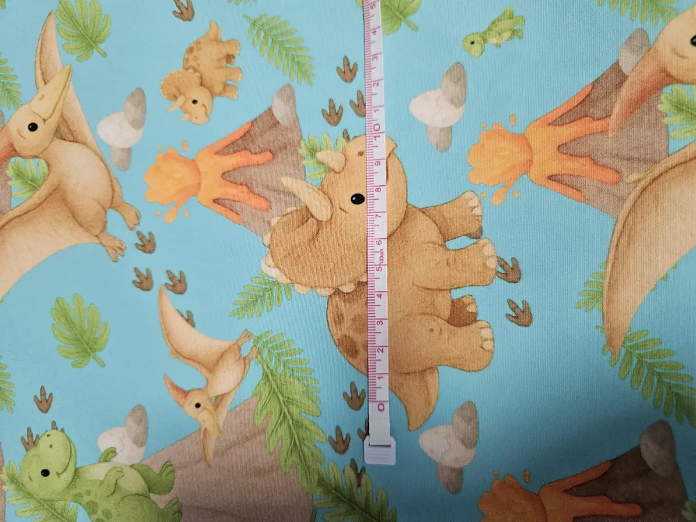 Zimní softshell s dinosaury a sopkou