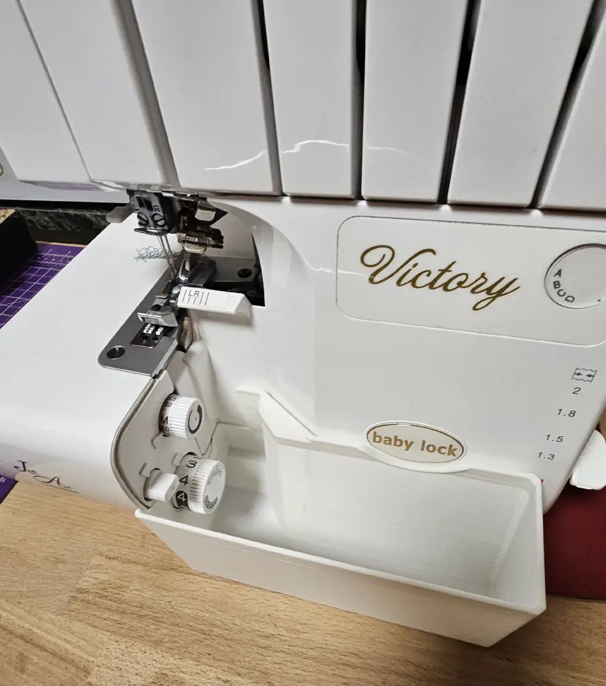 Sběrný koš na odřezky pro overlock Babylock Victory – praktická přihrádka k šicímu stroji