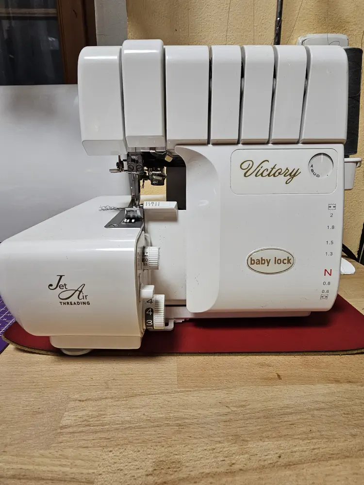 Sběrný koš na odřezky pro overlock Babylock Victory – praktická přihrádka k šicímu stroji