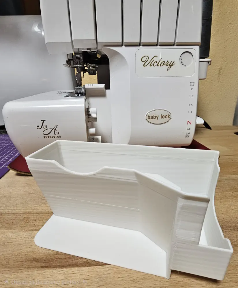 Sběrný koš na odřezky pro overlock Babylock Victory – praktická přihrádka k šicímu stroji