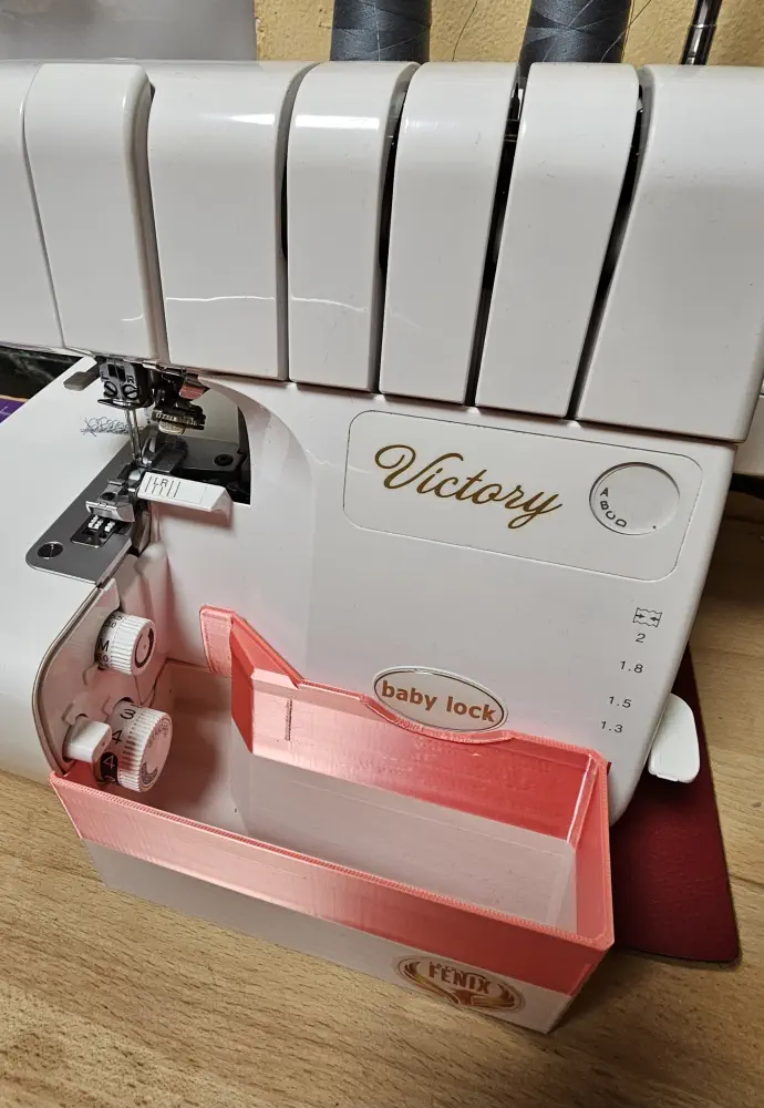 Sběrný koš na odřezky pro overlock Babylock Victory – praktická přihrádka k šicímu stroji