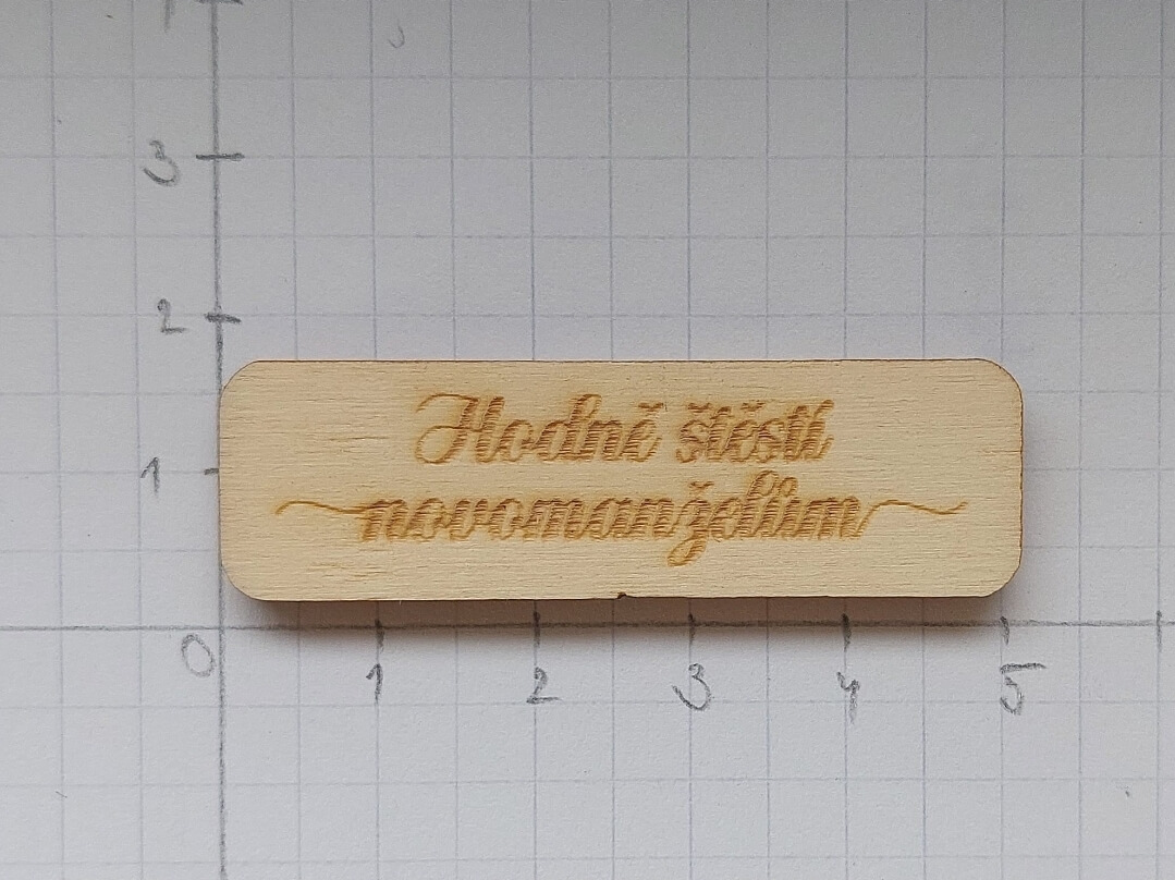 Dřevěný nápis HODNĚ ŠTĚSTÍ NOVOMANŽELŮM - 5 x 1,5 cm