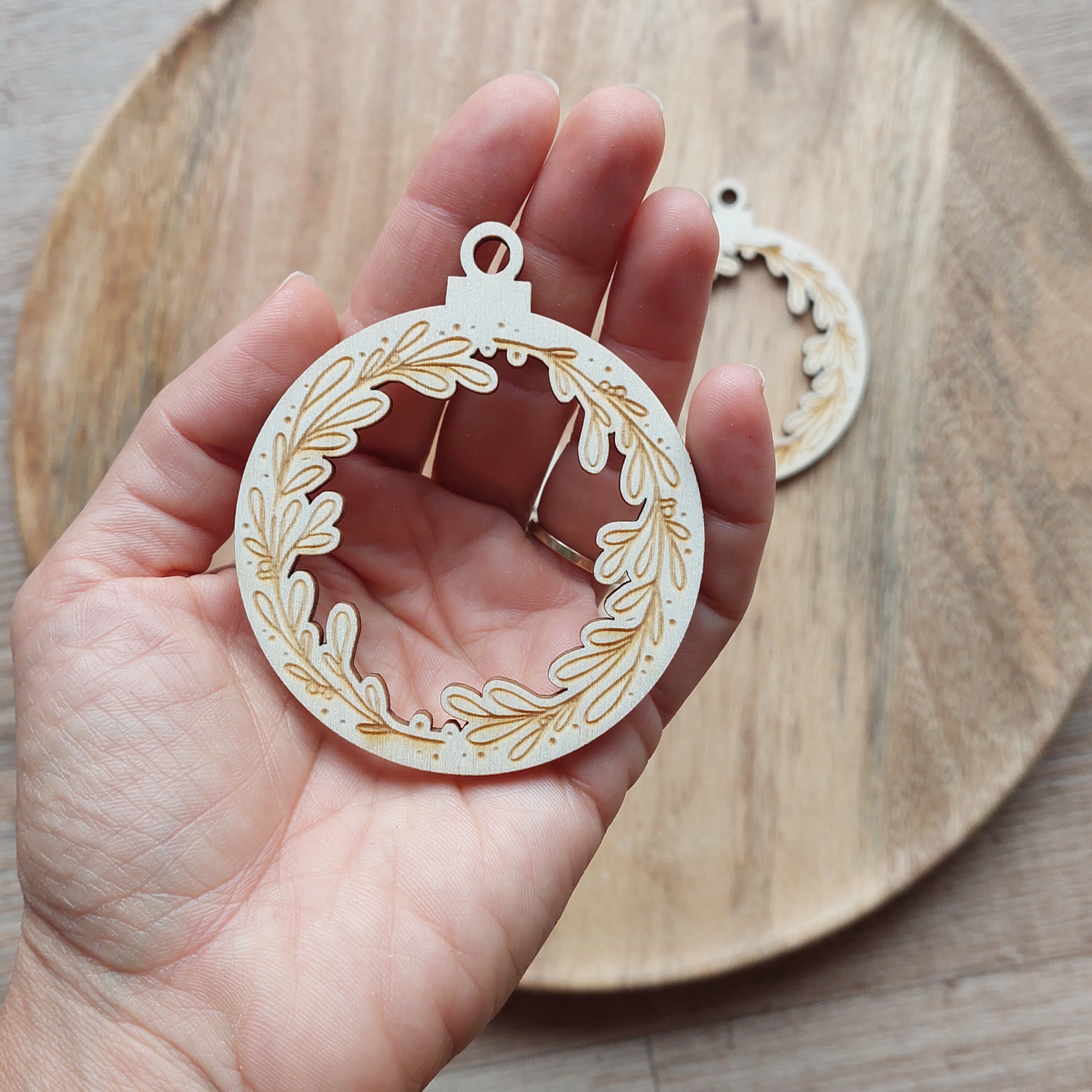 Dřevěná baňka, šířka 7 cm - gravírované jmelí