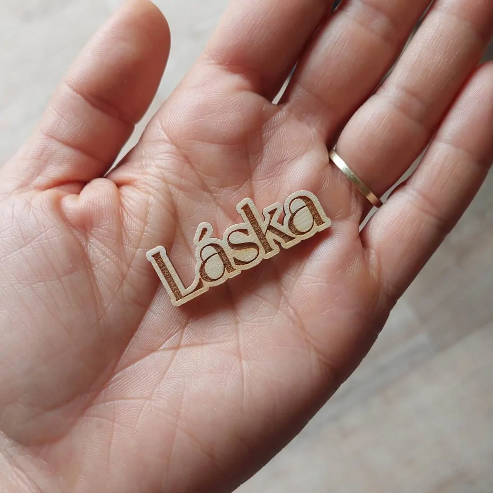 Dřevěný nápis LÁSKA - 4 x 1,5 cm