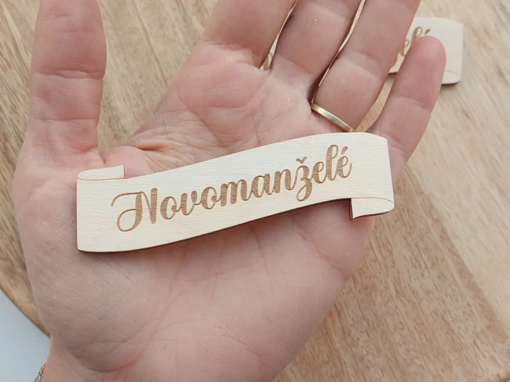 Dřevěná cedulka NOVOMANŽELÉ - 9 x 3 cm
