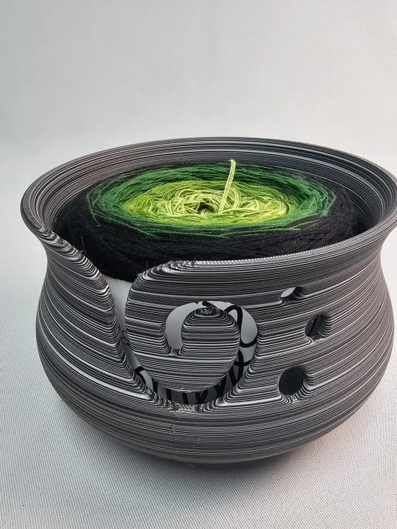 Háčkovací miska na přízi vel. M – zebrovaná černobílá