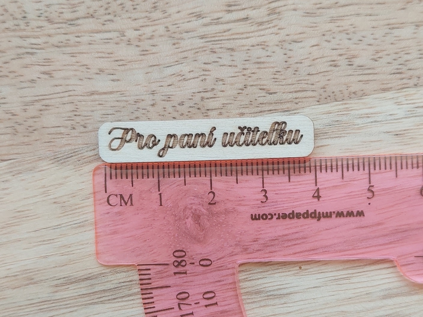 Dřevěný nápis PRO PANÍ UČITELKU - 4 x 0,8 cm