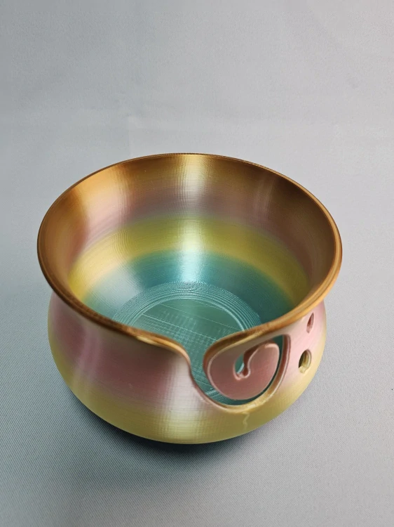 Háčkovací miska na přízi vel. M – jemná duhová perleť