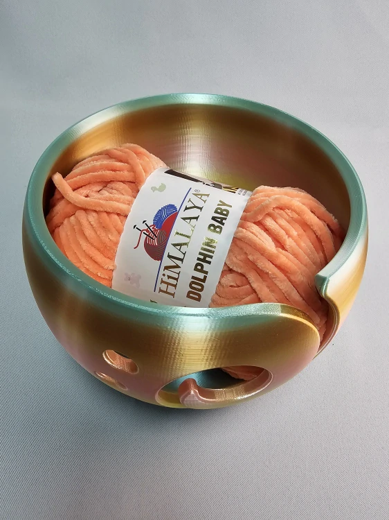 Háčkovací miska na přízi vel. M – jemná duhová perleť