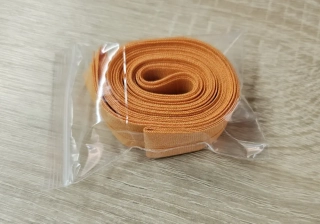Oranžový šikmý proužek