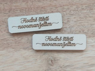 Dřevěný nápis HODNĚ ŠTĚSTÍ NOVOMANŽELŮM - 5 x 1,5 cm