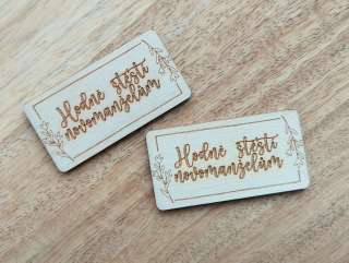 Dřevěný nápis HODNĚ ŠTĚSTÍ NOVOMANŽELŮM - 5 x 2,5 cm