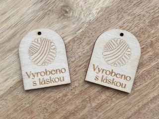 Dřevěný štítek VYROBENO S LÁSKOU - 4 x 3 cm