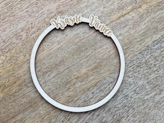 Dřevěný kruh pod macramé andělku - placatý KRÁSNÉ VÁNOCE - 10 cm