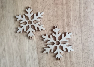 Dřevěná vločka k zavěšení, průměr 5 cm