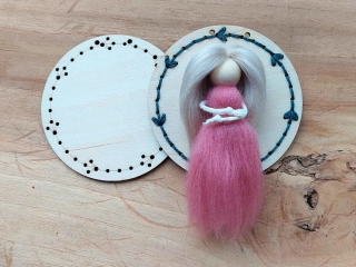 Dřevěné kolečko pod macramé Andělku - 10cm - k vyšití
