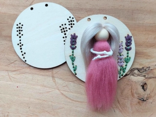 Dřevěné kolečko pod macramé Andělku - 10cm - k vyšití
