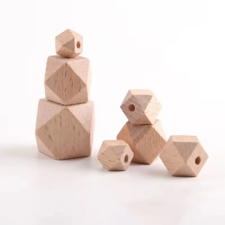 Dřevěný korálek hexagon BUK - 20 mm